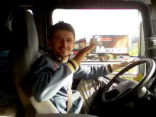 Tarzan la volan, vedeta "Asa nu" intr-o reclama pentru un post de radio