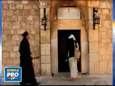 Agenti de turism in straie preotesti, pentru pachete de Pasti!