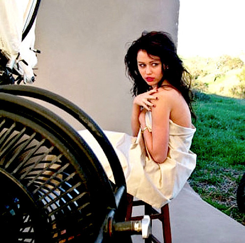 Miley Cyrus: Nu incerc sa arat precum o femeie usoara