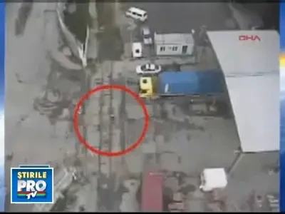 Miracol: a scapat cu viata dupa ce un camion s-a rostogolit peste el!