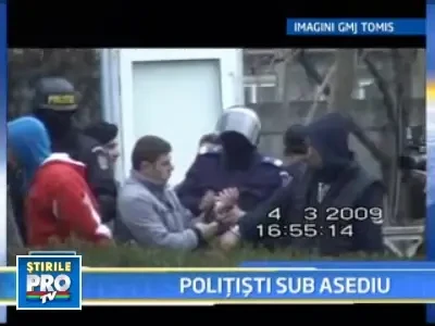 Sediul politiei din Mihail Kogalniceanu, atacat de 15 indivizi nervosi