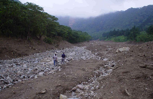 Pamantul o ia la vale in Dambovita, dupa ploile torentiale din ultima vreme