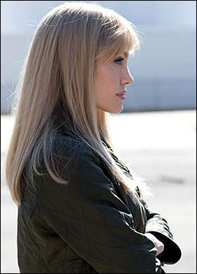 Esti curios sa vezi cum arata Angelina Jolie blonda?