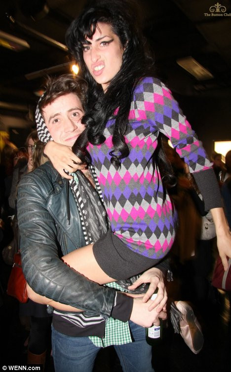 Amy Winehouse, in martie la tribunal! E acuzata de agresarea unei fane!