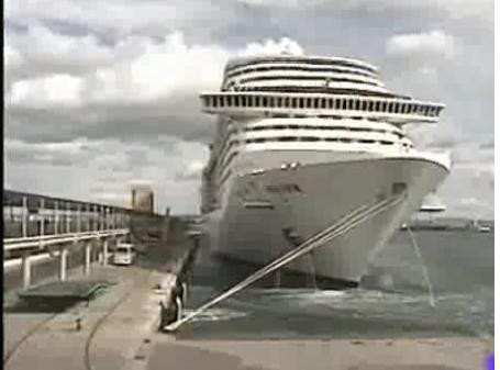 Pasagerii unui vas aruncati in apa rece sloi din cauza vantului puternic