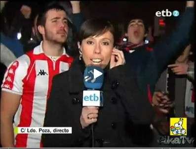 Suporter nebun: a mimat sexul cu o reporterita in timpul unei transmisiuni