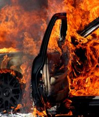 Autoturism in flacari in fata Casei Presei Libere!