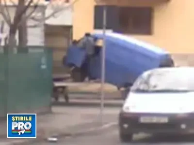 Nu e banc! De cati oameni e nevoie sa urci un microbuz intr-un camion?