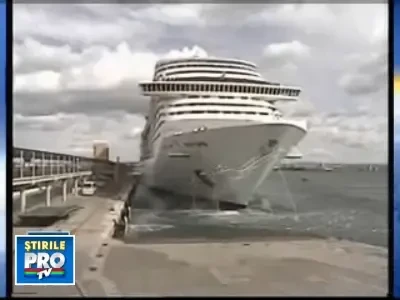 Pasagerii unui vas aruncati in apa rece sloi din cauza vantului puternic