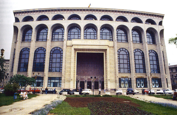 Bucurestenii au redescoperit statul la coada. La teatru!