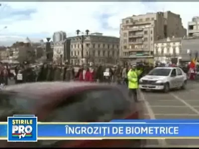 Pasapoarte si proteste pe Dealul Mitropoliei: "Refuz semnul fiarei 666"!