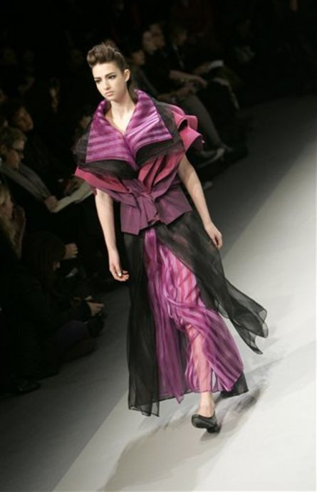 Karatiste, gheise si femei fatale, la Saptamana Modei de la Paris