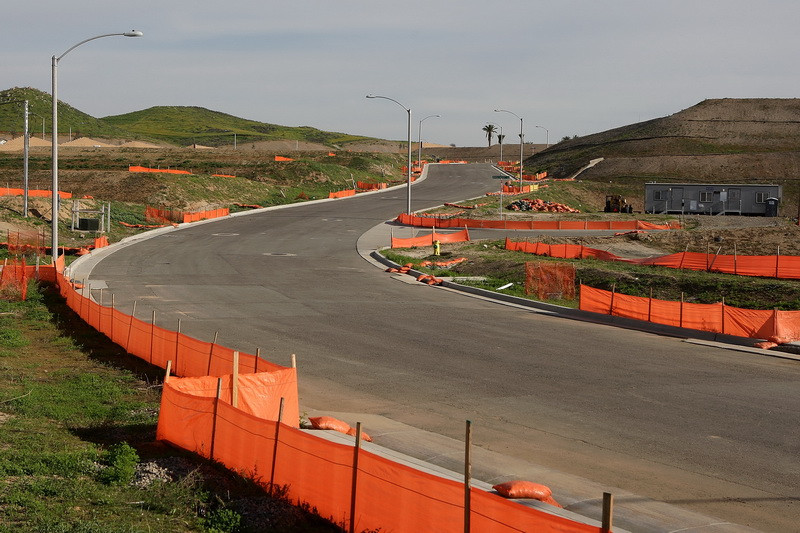 Un camion a plonjat de la 12 m pe doua masini parcate!