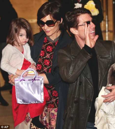 Tom Cruise si-a dus fetele la Tokyo!