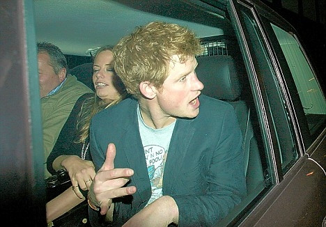 Printul Harry a inlocuit-o pe fosta iubita blonda ... tot cu o blonda!