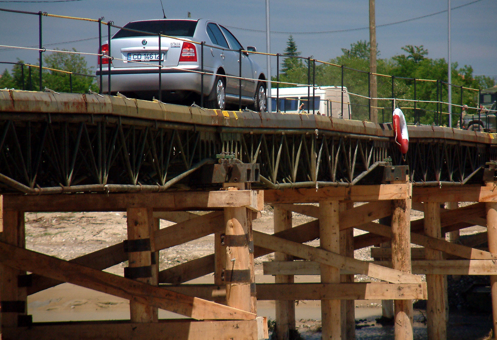 A blocat intrarea in Brasov pentru ca a castigat terenul de sub pod