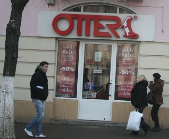 Scumpe si goale - magazinele marilor branduri