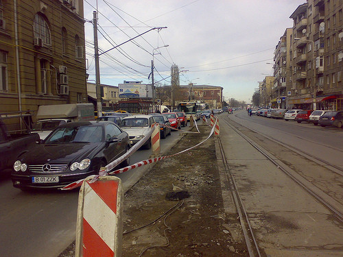 Accident grav in Capitala! A intrat cu masina in refugiul de tramvai