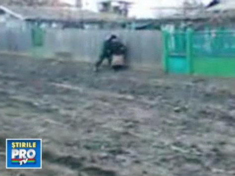 O altfel de bataie in noroi: una reala!