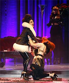 Inventie Gaultier: Doua modele s-au luat la bataie cu namol pe podium!