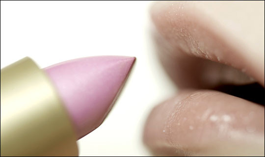 Alerta pe piata cosmeticelor din Romania. Se vand rujuri cu plumb si crom