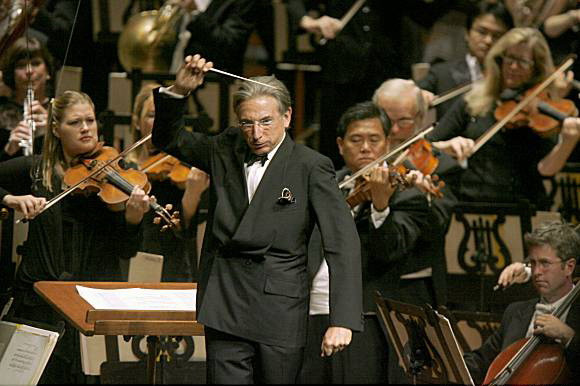 Un violonist roman va canta in orchestra Youtube!