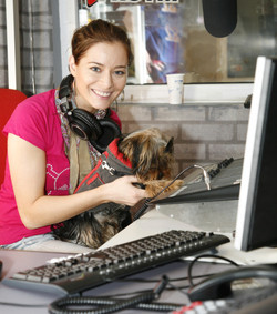 Laura Cosoi si-a facut catelul DJ la ProFM!