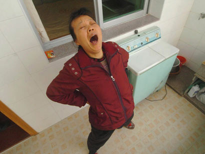 O chinezoaica nu se poate abtine si urla ca un lup la luna noua!