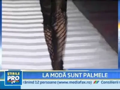 Inventie Gaultier: Doua modele s-au luat la bataie cu namol pe podium!