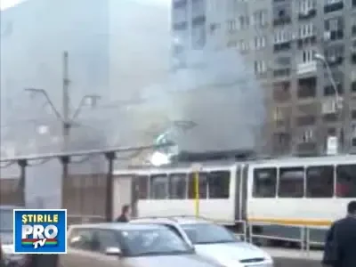 Momente de panica in Dristor! Un tramvai a luat foc in plin trafic