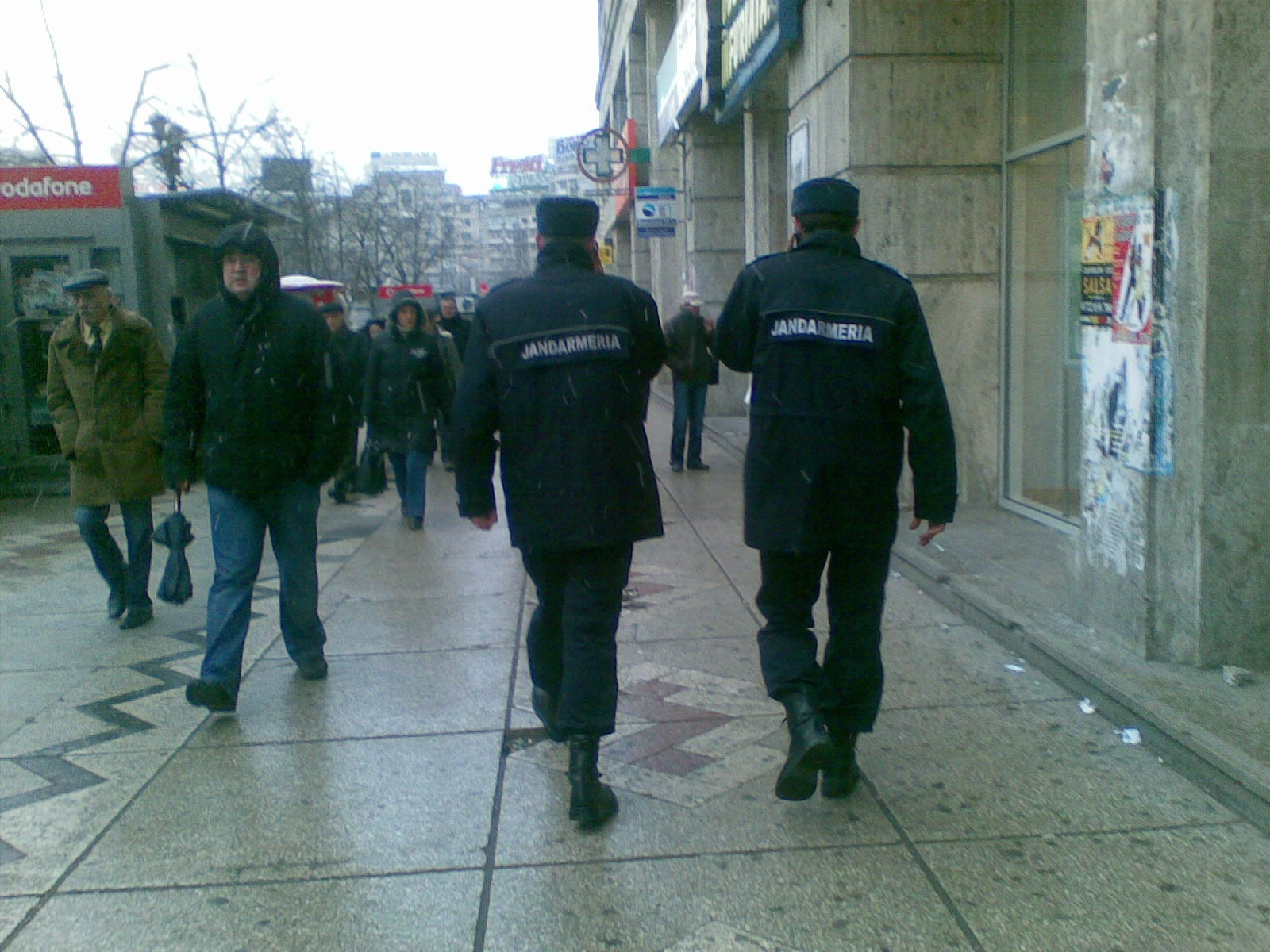 Sase jandarmi cu greutate: s-a rupt platforma cu ei! Unul este grav ranit