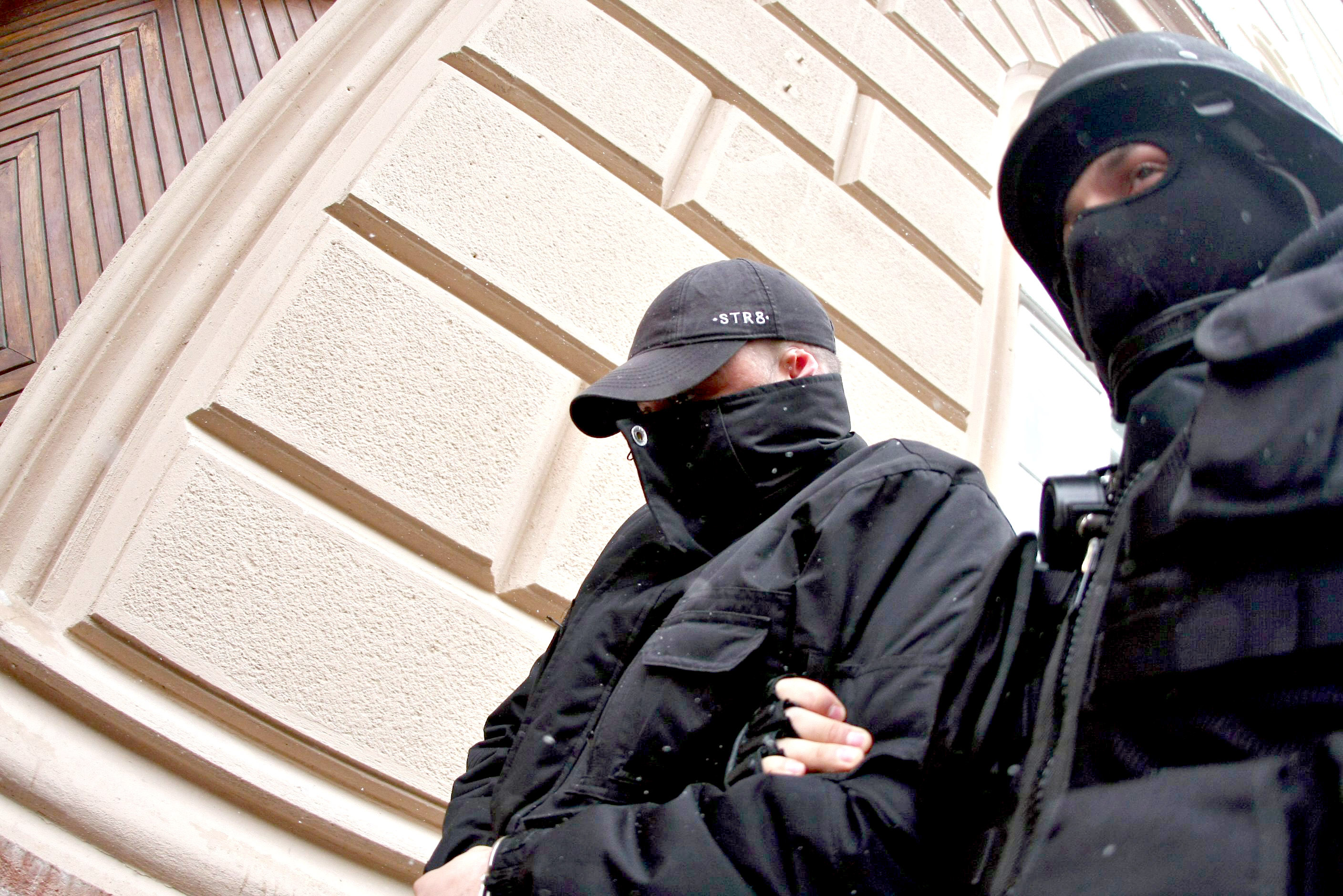 Proxenet prins cand incerca sa scoata o minora din tara