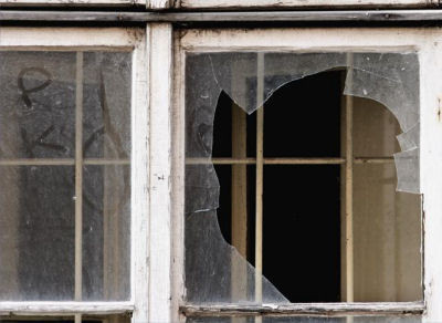 Atentie, cad geamuri peste elevi! Avem scoli vechi si tot mai nesigure