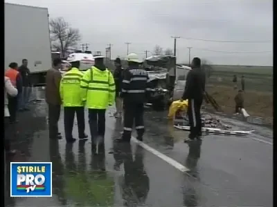 Arad: Microbuz ciocnit cu un TIR! Un mort si 8 raniti grav