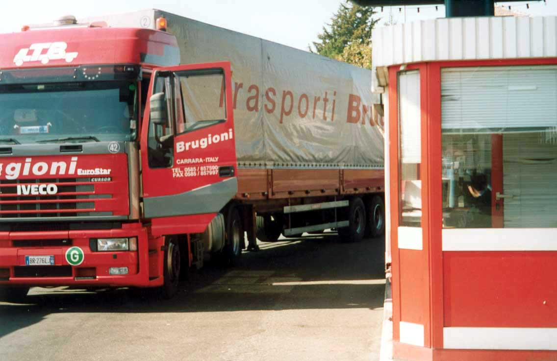 Aglomeratie in vama Nadlac. Sute de TIR-uri asteapta ore in sir sa iasa din tara