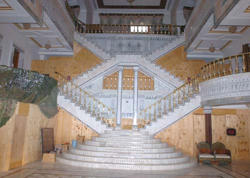 Ti-ai petrece luna de miere in patul lui Saddam Hussein?