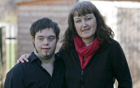 Caut fata care sa-mi dezvirgineze fiul! Platesc oricat