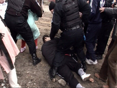 Circ total la demolare, monser! Lesinuri, urlete, pietre, buldozere, batai!