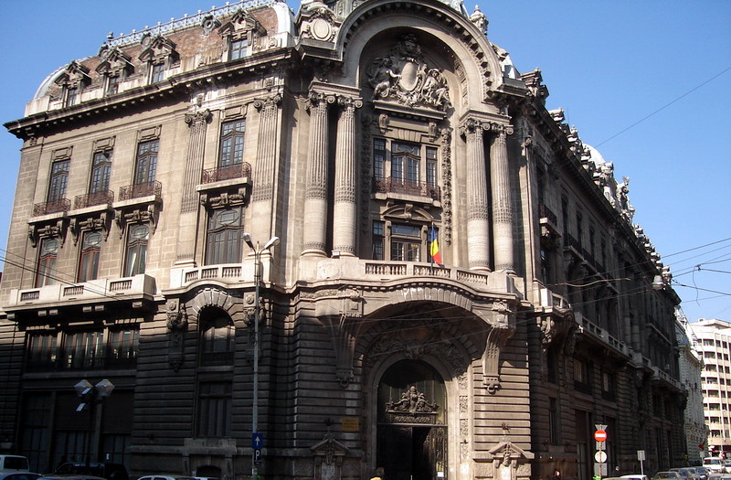 Pana in 2011, Biblioteca Nationala se transforma in mall cultural