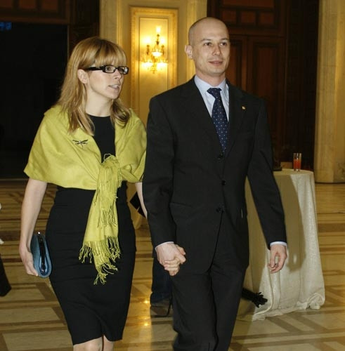 Fostul presedinte al Camerei Deputatilor, Bogdan Olteanu, a divortat!