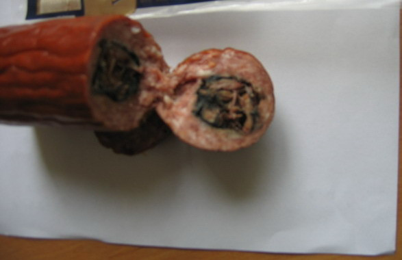 Super oferta la un magazin din Iasi: Salam extra cu soarece!