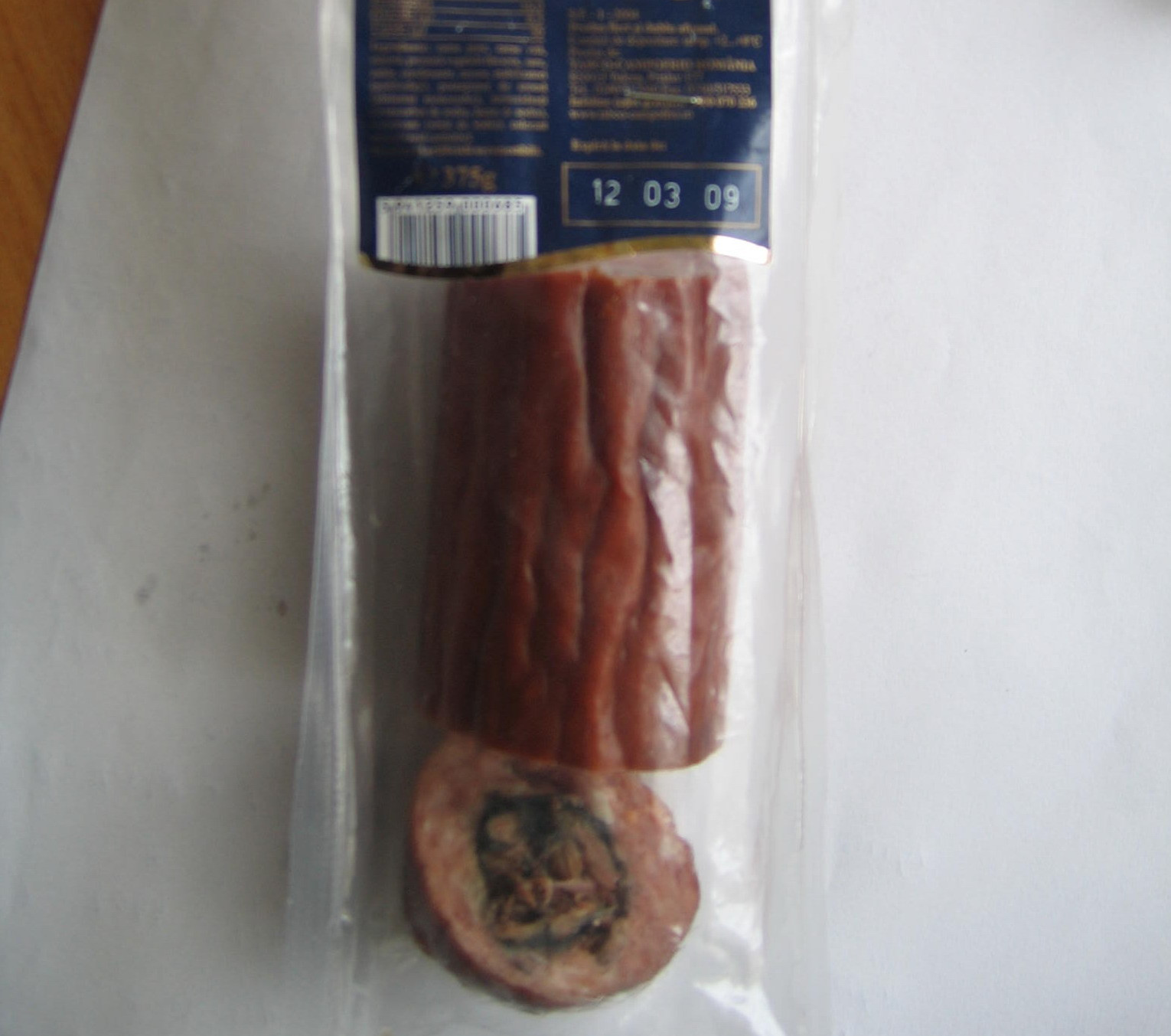 Au gasit bucati de fier in salamul cumparat de la magazinul de cartier