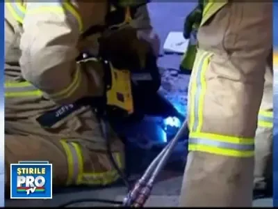 A ramas cu mana blocata intr-un canal incercand sa-si recupereze mobilul