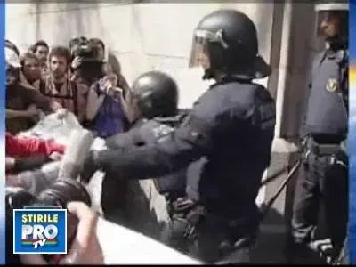 Bataie intre studenti si politisti in Barcelona!