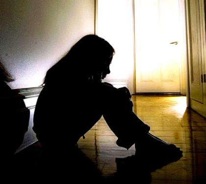 La 46 de ani, s-a iubit cu o fata de 15 si i-a violat sora de 8 ani!