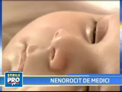 I-au rupt manutele la nastere. Acum are nevoie de operatie in Germania