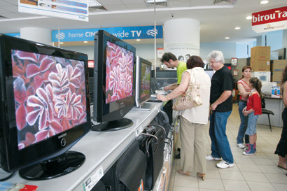 Criza isi pierde din putere. Magazinele de electronice inregistreaza vanzari cu 50% mai mari