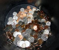 Si-a platit amenda de 1000 de lei cu 20.000 de monede de 5 bani