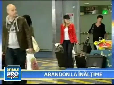 I-a dat nastere in avion si l-a abandonat la toaleta!