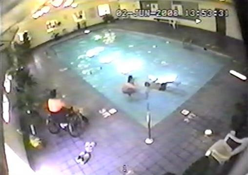 IMAGINI SOCANTE! Mort in piscina dupa aproape doua ore de inot